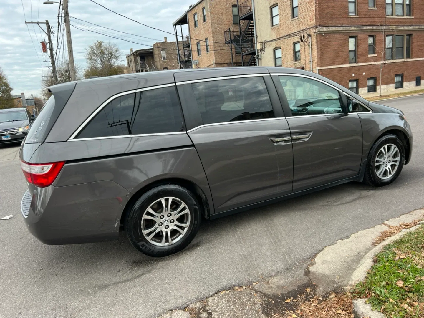 Honda Odyssey Minivan - Gray image indicator(3)