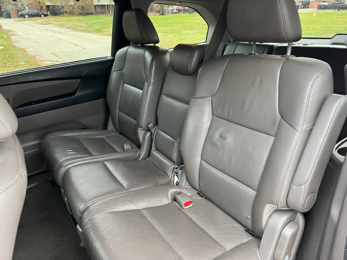 Honda Odyssey Minivan - Gray image indicator(4)