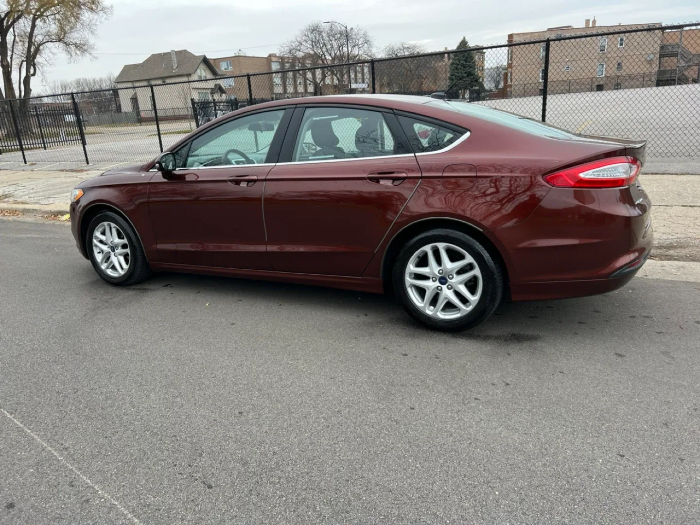 Ford Fusion Sedan - Burgundy image indicator(2)