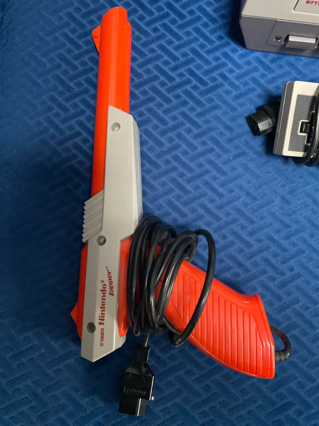 Nintendo Entertainment System (NES) Bundle image indicator(6)