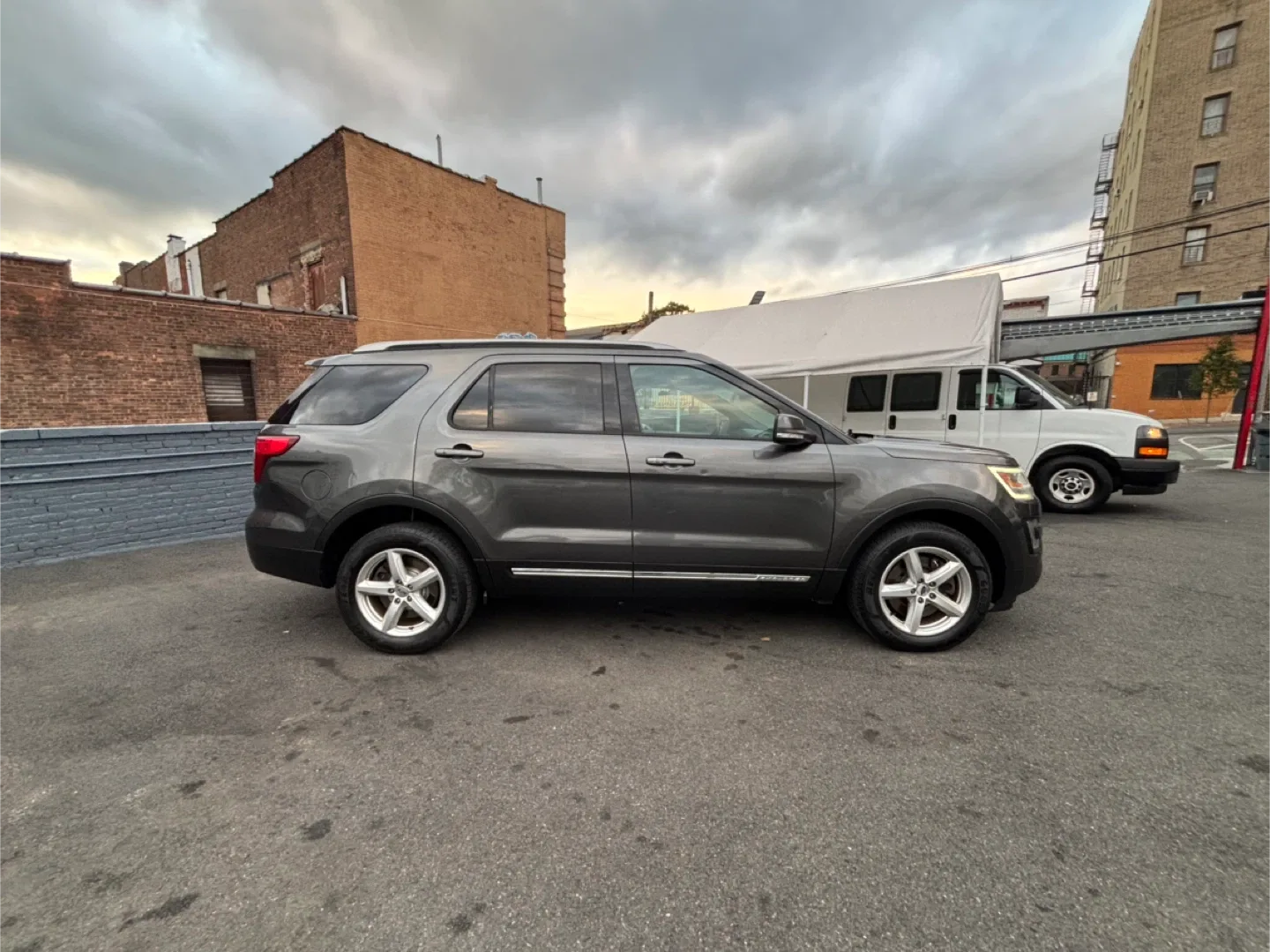 Ford Explorer XLT SUV - 2016 96K miles image indicator(6)