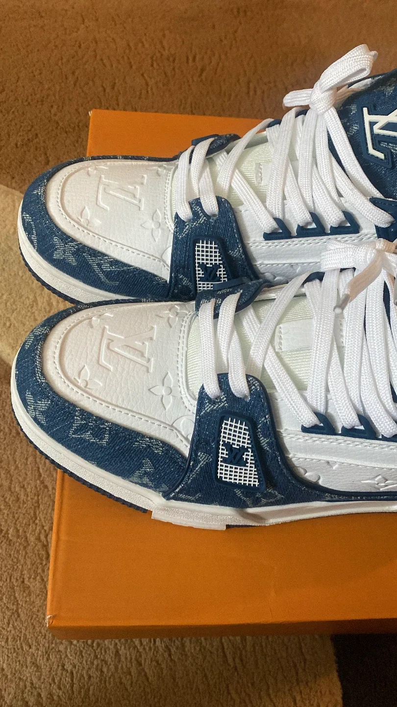 Louis Vuitton (LV) Bundle image indicator(4)