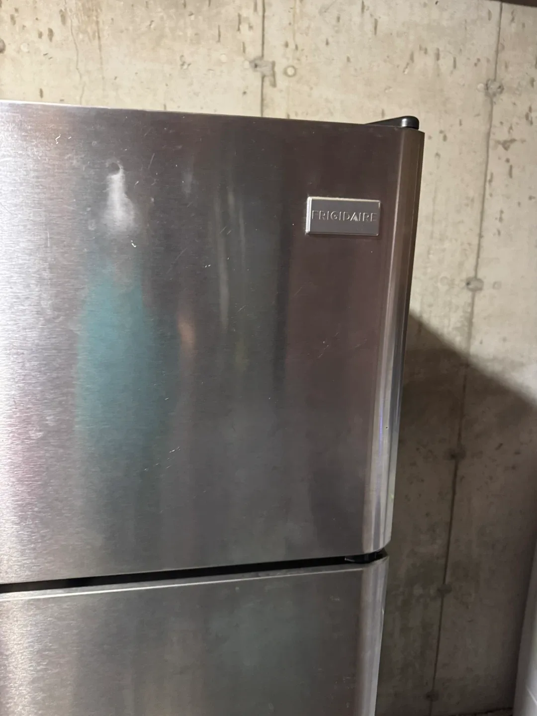 Frigidaire Top Freezer Refrigerator image indicator(2)