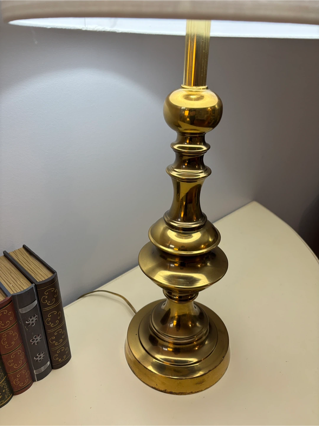 🌟 Solid brass Table Lamp w/ NEW  White Shade + Bulb 🌟 - photo 4