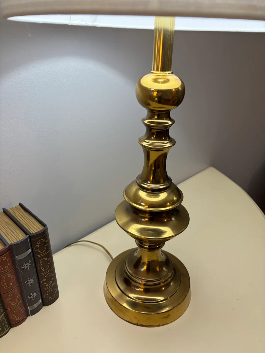🌟 Solid brass Table Lamp w/ NEW  White Shade + Bulb 🌟 image indicator(4)