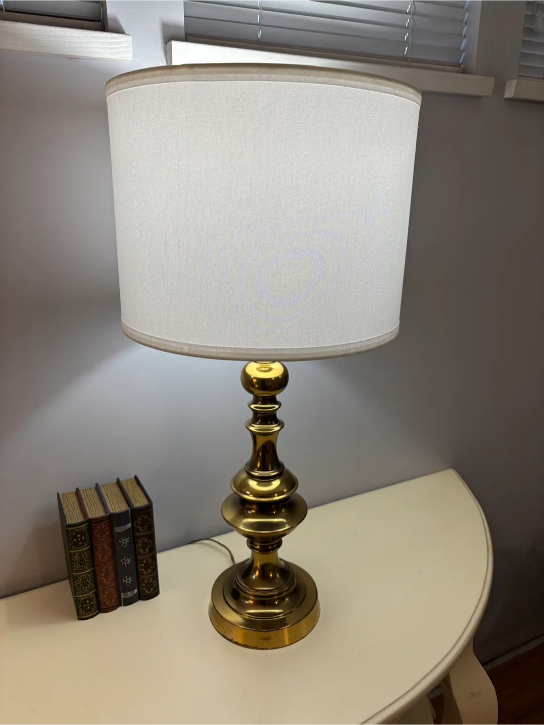 🌟 Solid brass Table Lamp w/ NEW  White Shade + Bulb 🌟