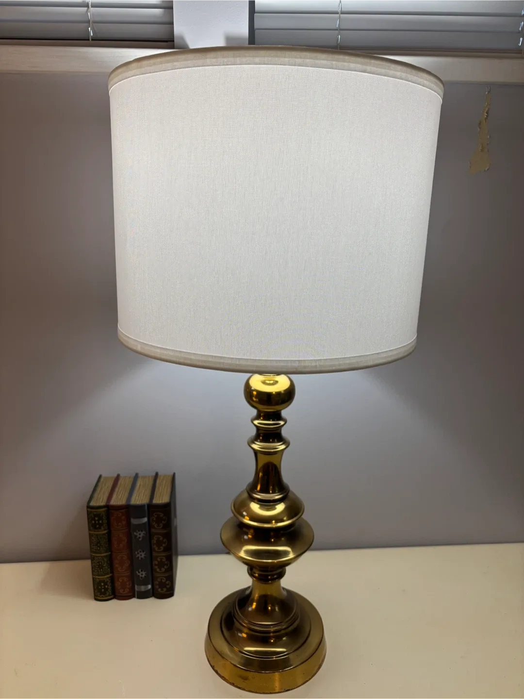 🌟 Solid brass Table Lamp w/ NEW  White Shade + Bulb 🌟 image indicator(6)
