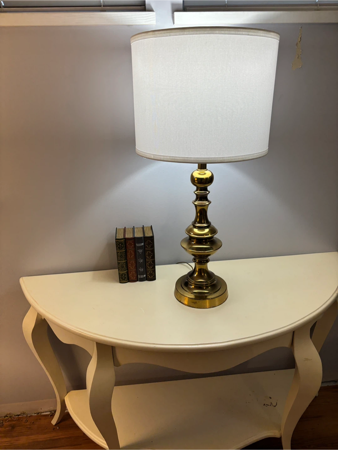 🌟 Solid brass Table Lamp w/ NEW  White Shade + Bulb 🌟 - photo 2