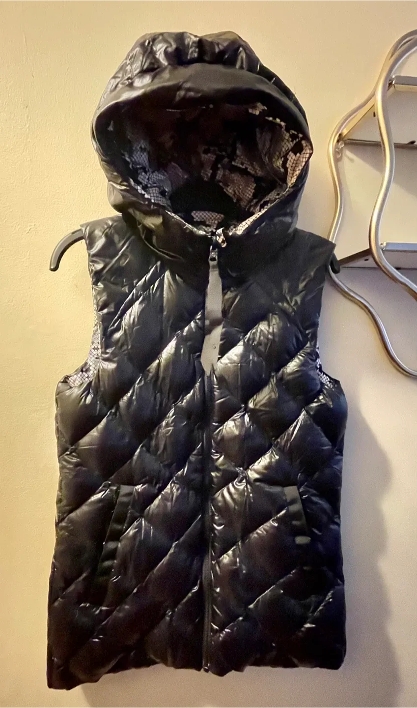 Lululemon Black Puffer Vest image indicator(4)