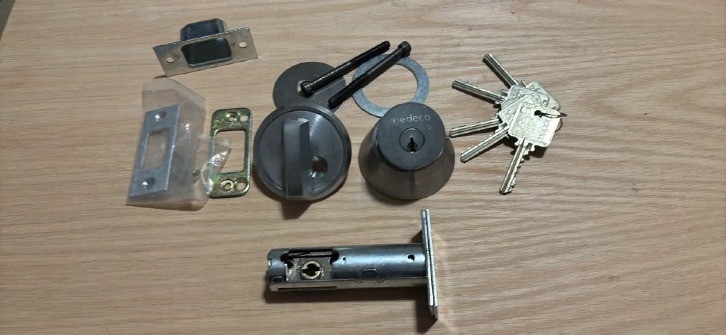 Medeco Maxum Deadbolt Lock Set image indicator(3)