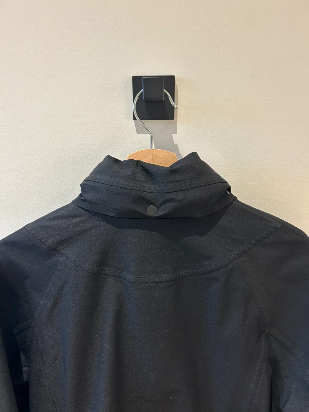 lululemon stretchseal waterproof raincoat image indicator(4)