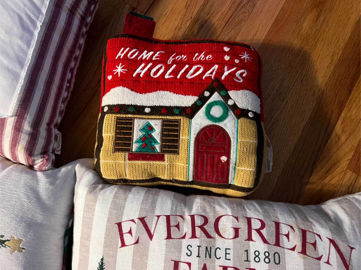 Holiday Decorative Pillows $5 each- Set of 6! - photo 4