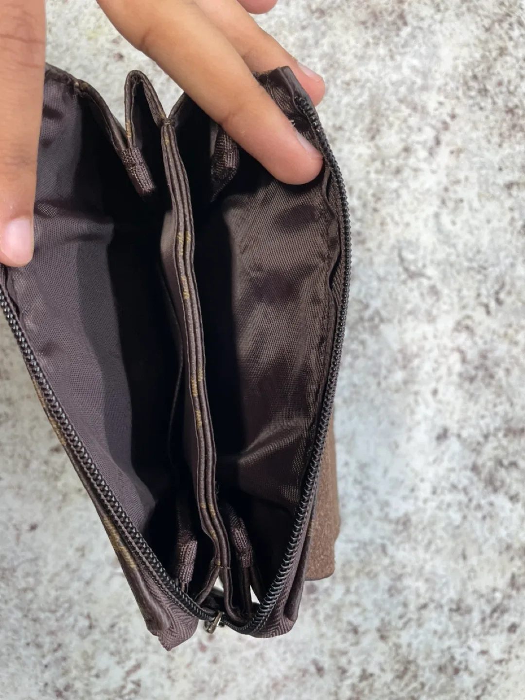 Louis Vuitton crossbody bag image indicator(6)