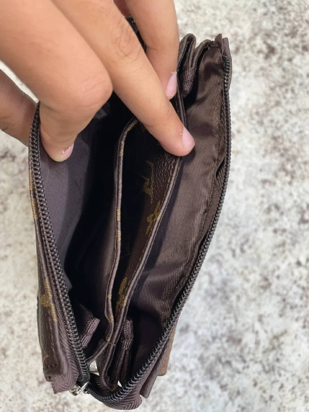 Louis Vuitton crossbody bag image indicator(5)