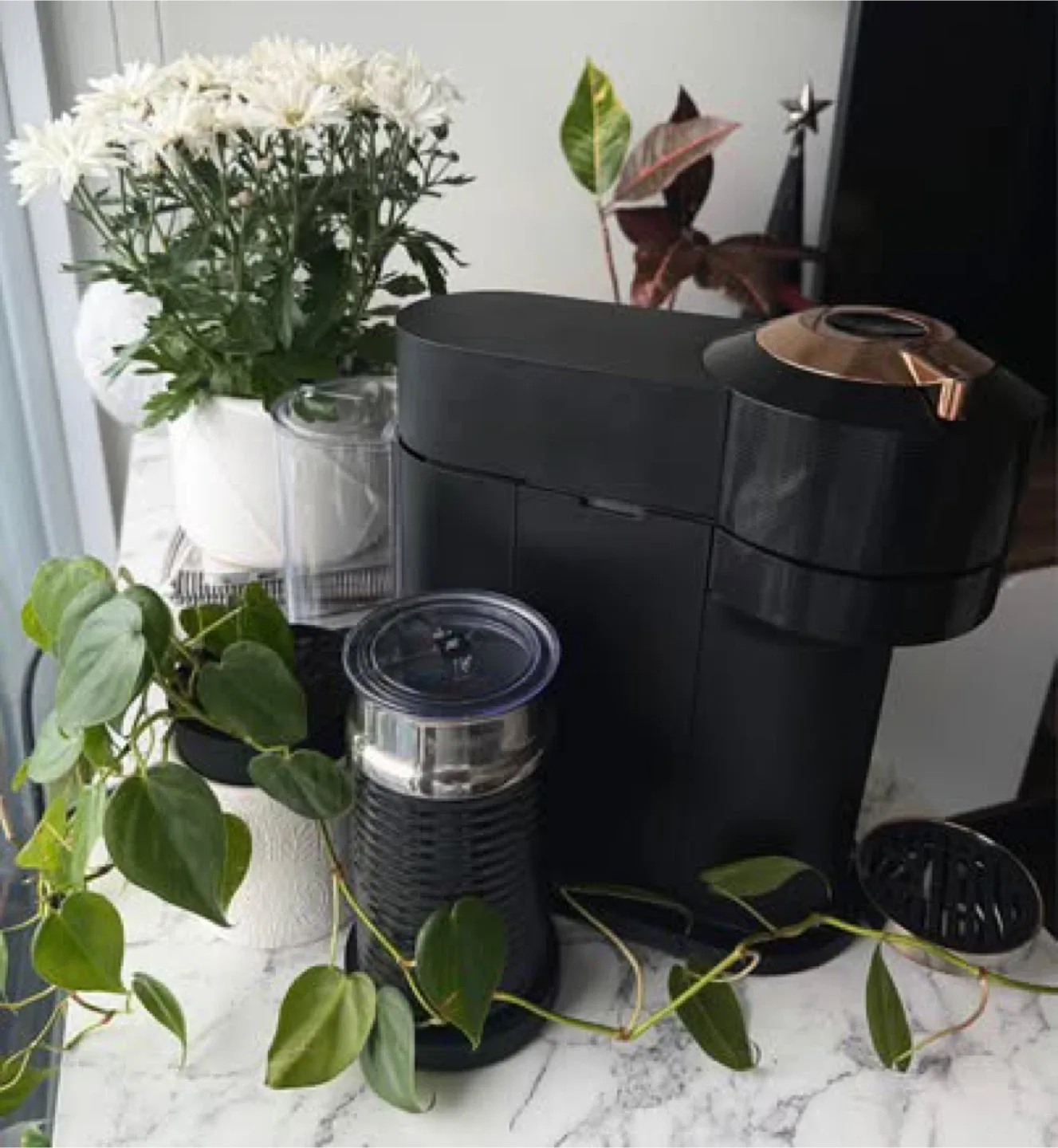 Nespresso Vertuo Coffee Machine & Aeroccino 3 Milk Frother image indicator(2)