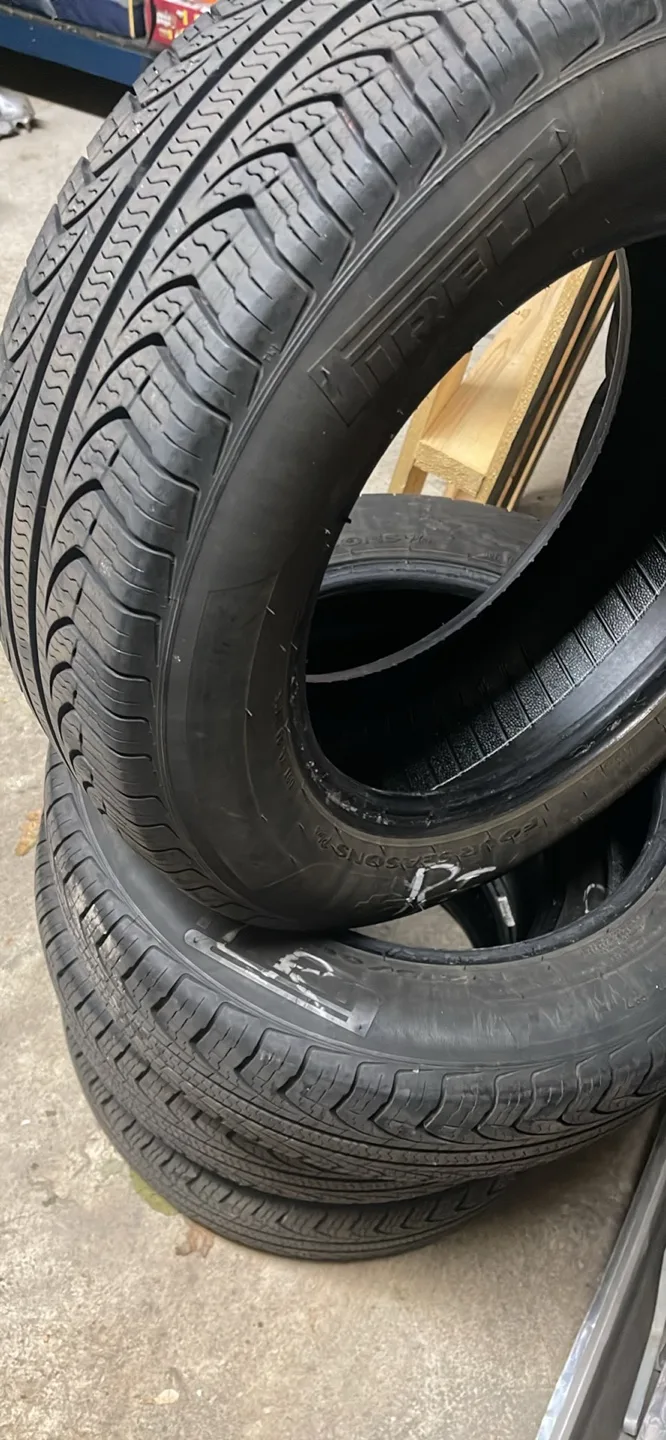 Pirelli 215/60R16 Tires M+S - Set of 4 image indicator(2)