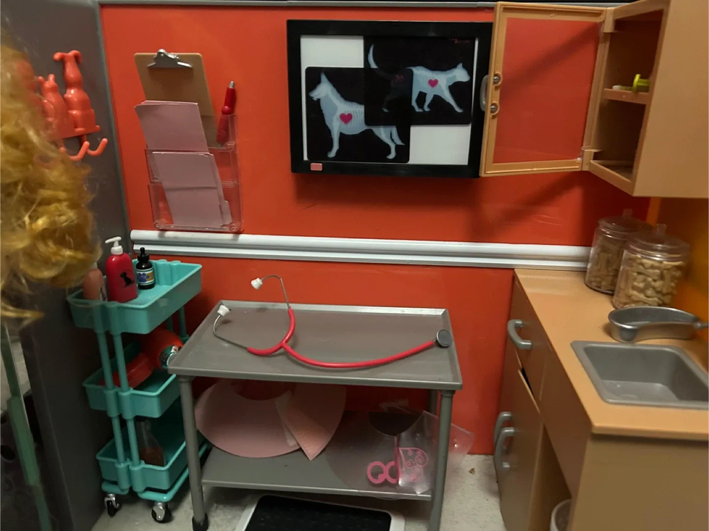 LOT: Our generation clinique vétérinaire avec poupée incluse