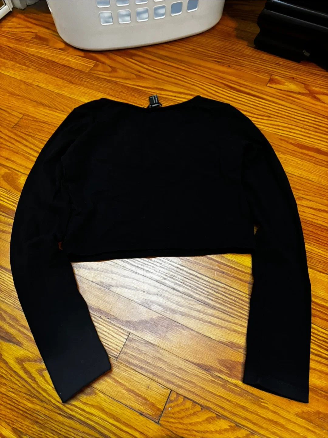 Forever 21 Black Long Sleeve Crop Top - Size M image indicator(2)