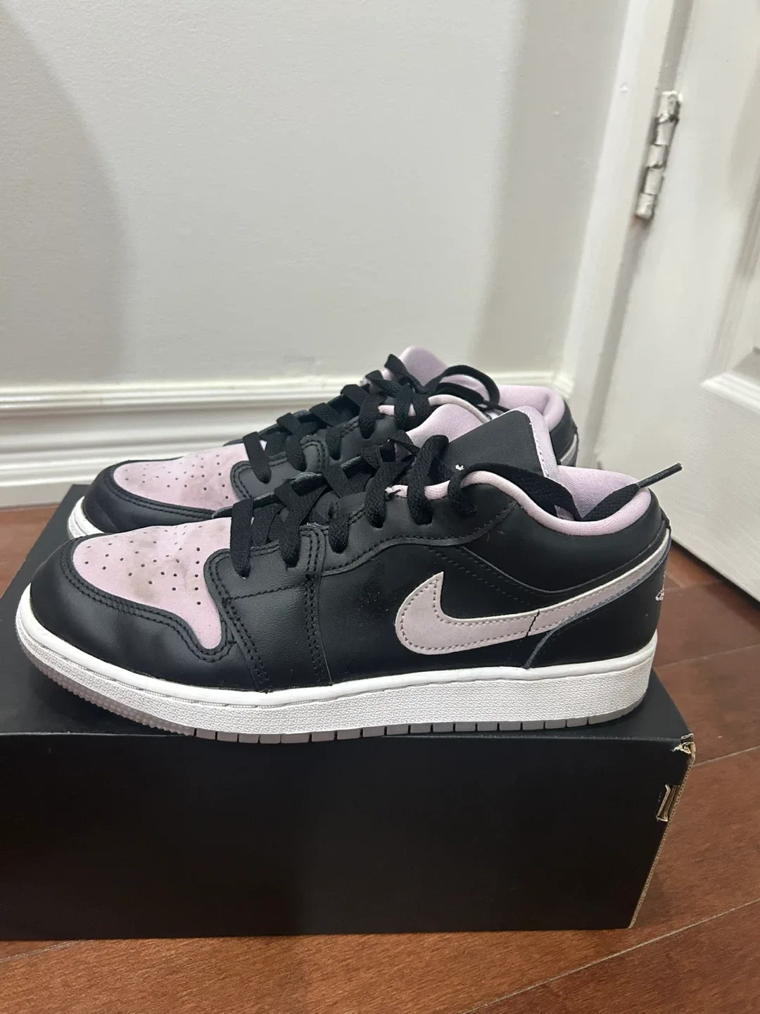 Air Jordan 1 Low SE (GS) Black/Lilac - Size 6.5 image indicator(2)