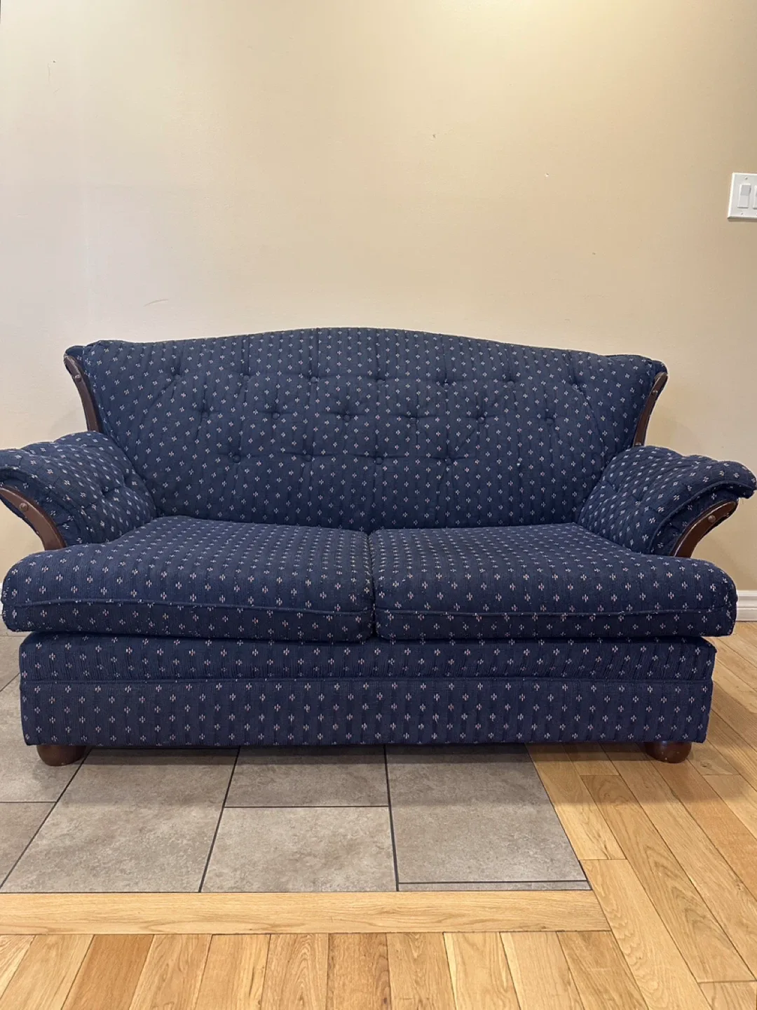 Vintage Colonial Style Loveseat Sofa (CAN DELIVER)