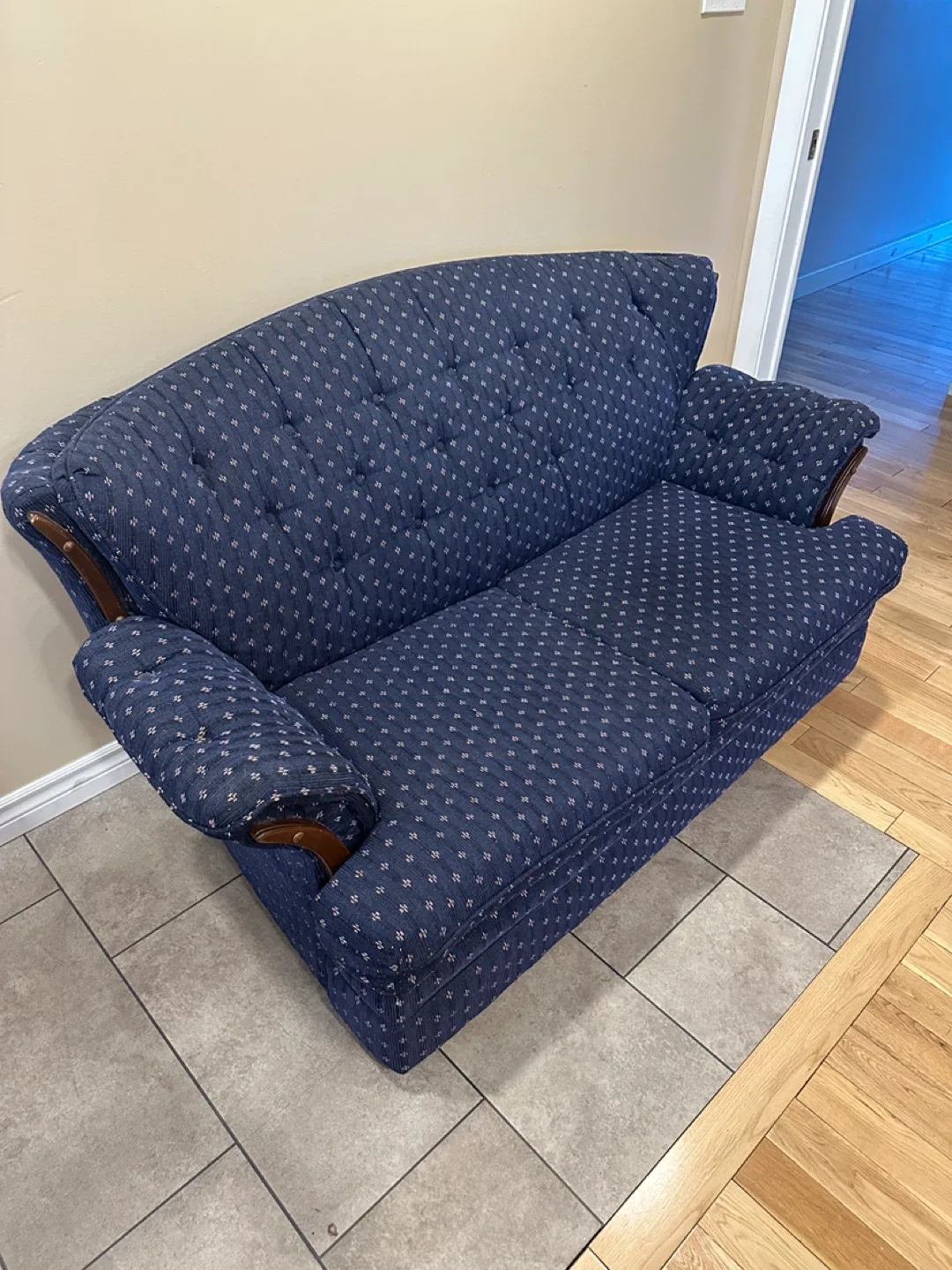 Vintage Colonial Style Loveseat Sofa (CAN DELIVER) image indicator(2)