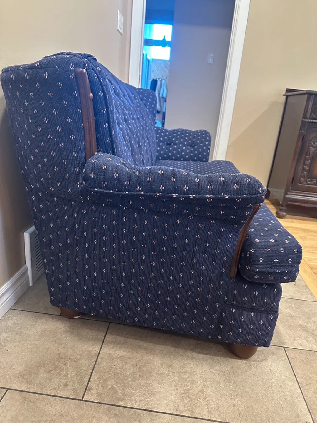 Vintage Colonial Style Loveseat Sofa (CAN DELIVER) image indicator(5)