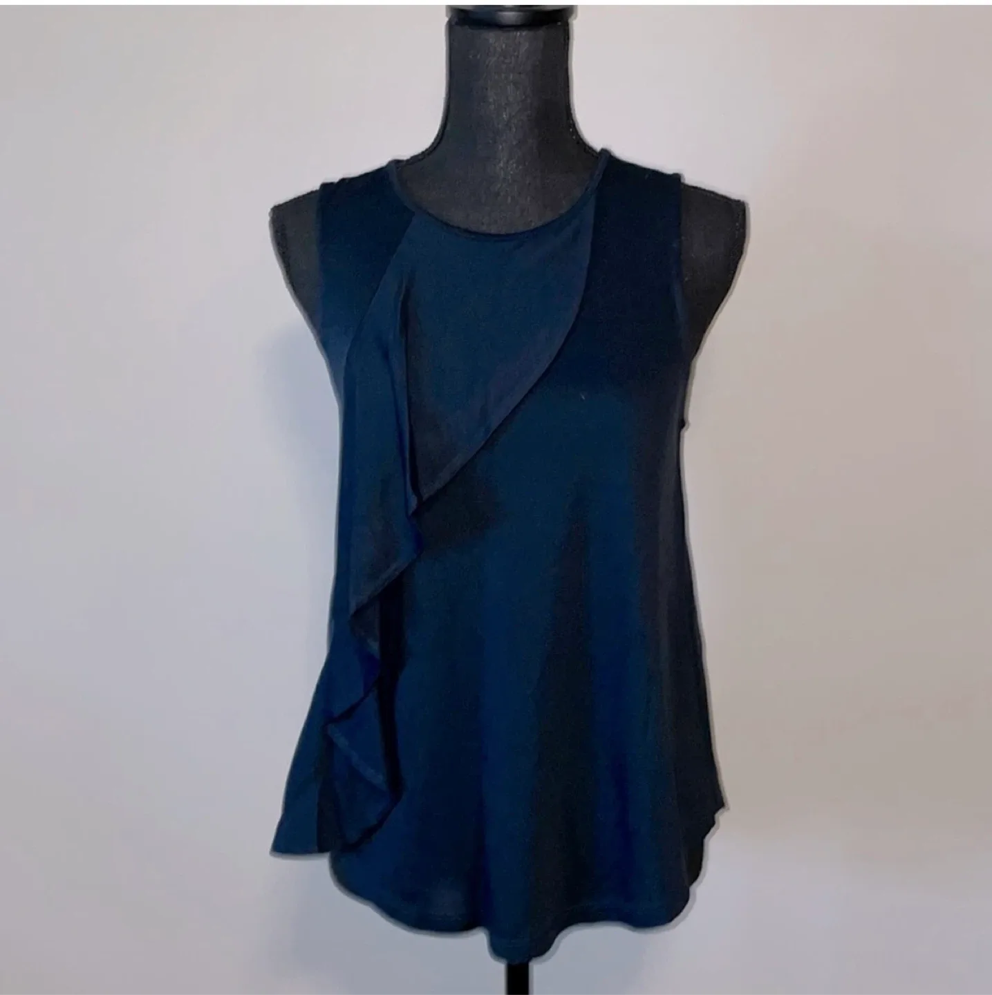 Banana Republic XS Sleeveless Top with Ruffle detail