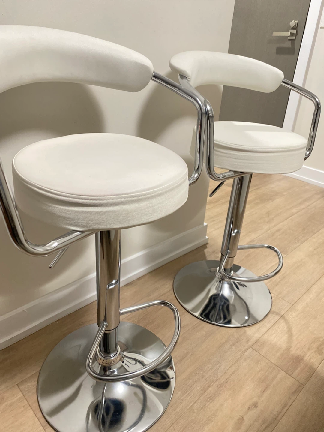 Set of 2 White Bar Stools