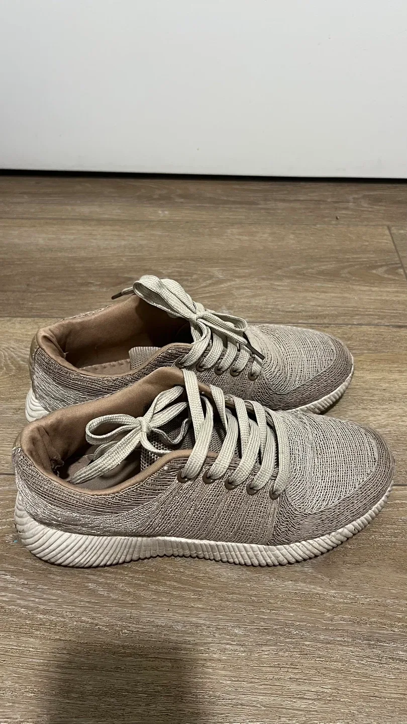 Women's Shoes Size 7 image indicator(2)