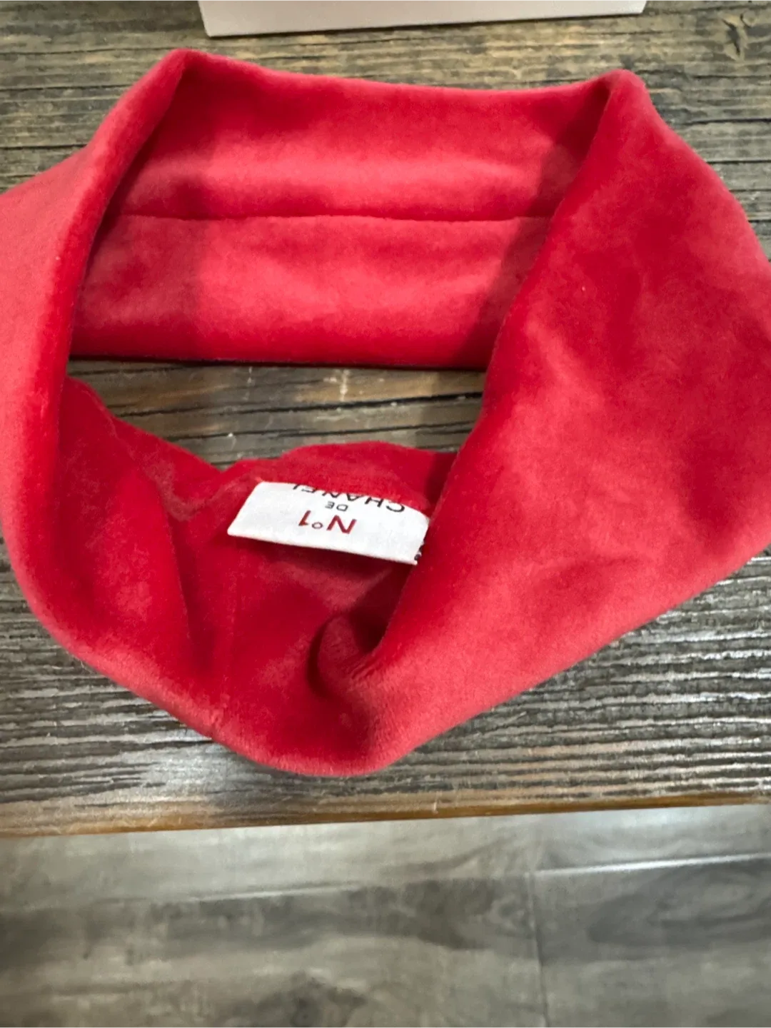 CHANEL beauty Vibrant Red Velvet Headband - VIP gift image indicator(6)