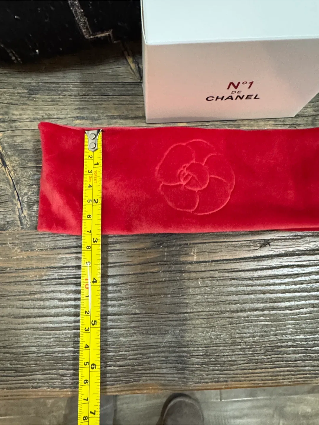 CHANEL beauty Vibrant Red Velvet Headband - VIP gift image indicator(5)