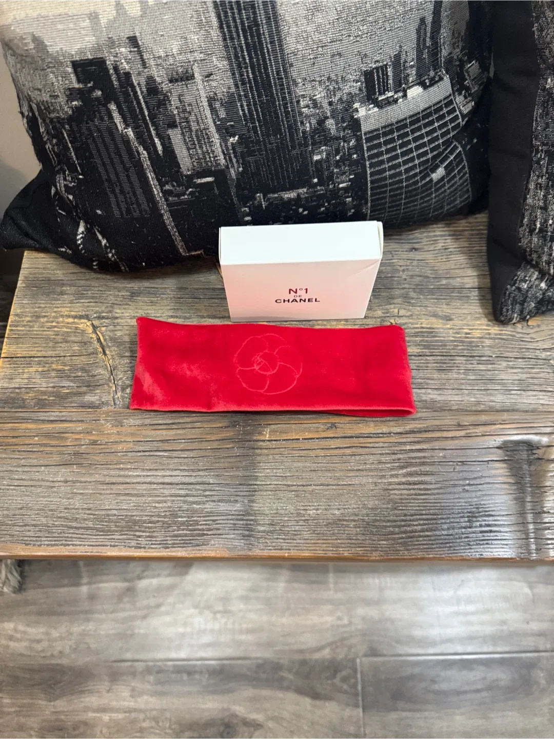 CHANEL beauty Vibrant Red Velvet Headband - VIP gift image indicator(3)