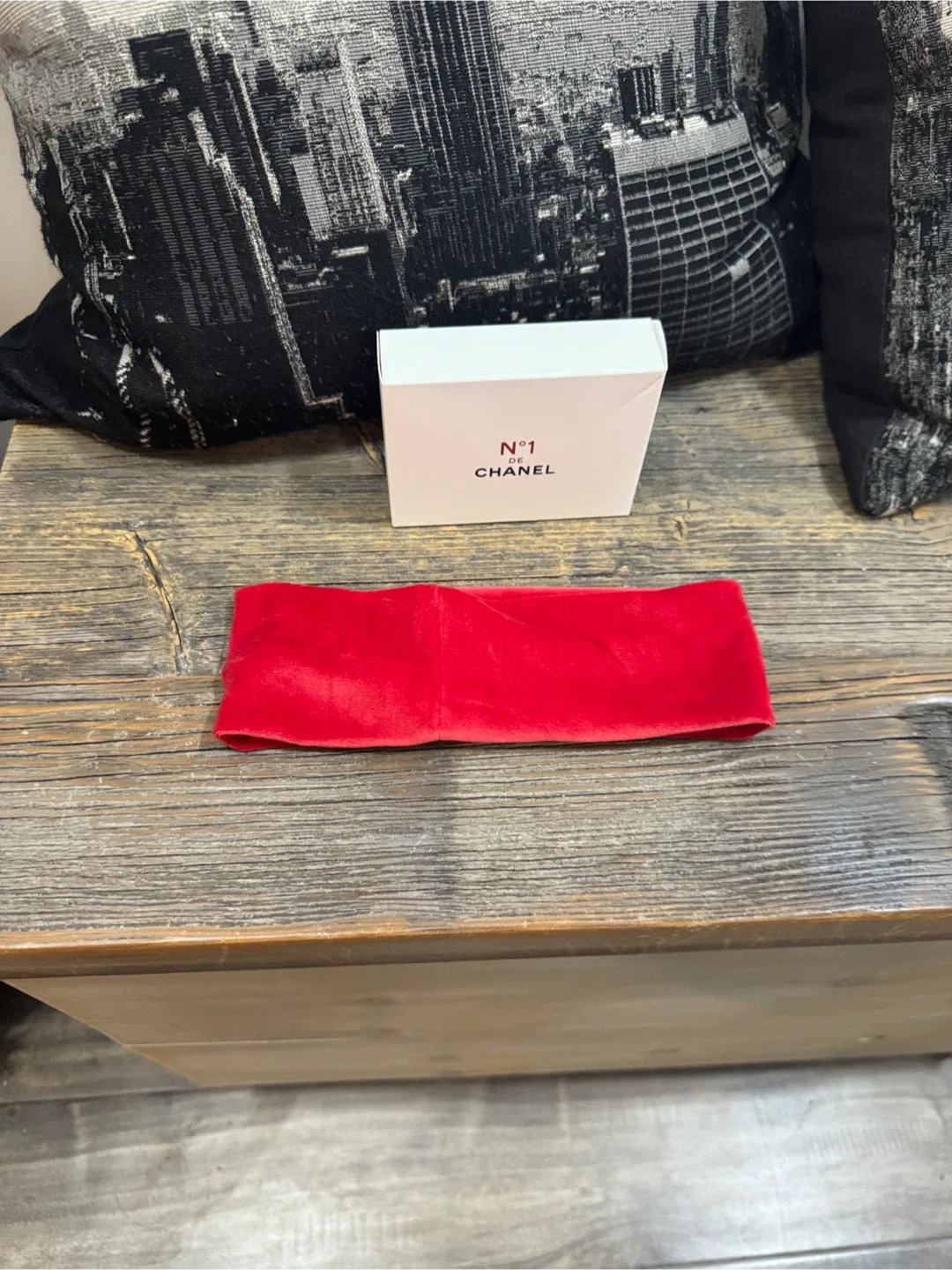 CHANEL beauty Vibrant Red Velvet Headband - VIP gift image indicator(4)
