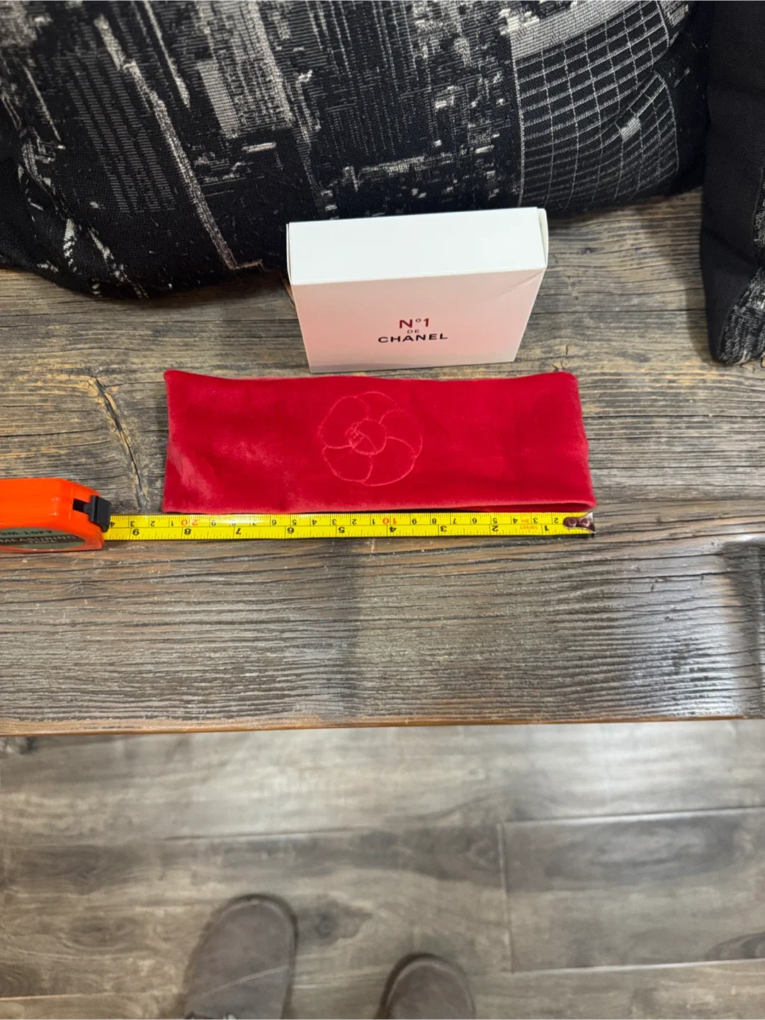 CHANEL beauty Vibrant Red Velvet Headband - VIP gift image indicator(2)
