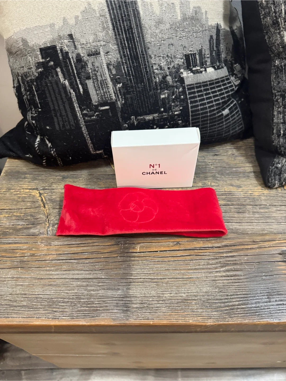 CHANEL beauty Vibrant Red Velvet Headband - VIP gift image indicator(7)