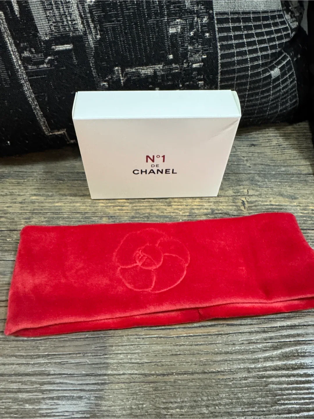 CHANEL beauty Vibrant Red Velvet Headband - VIP gift image indicator(9)
