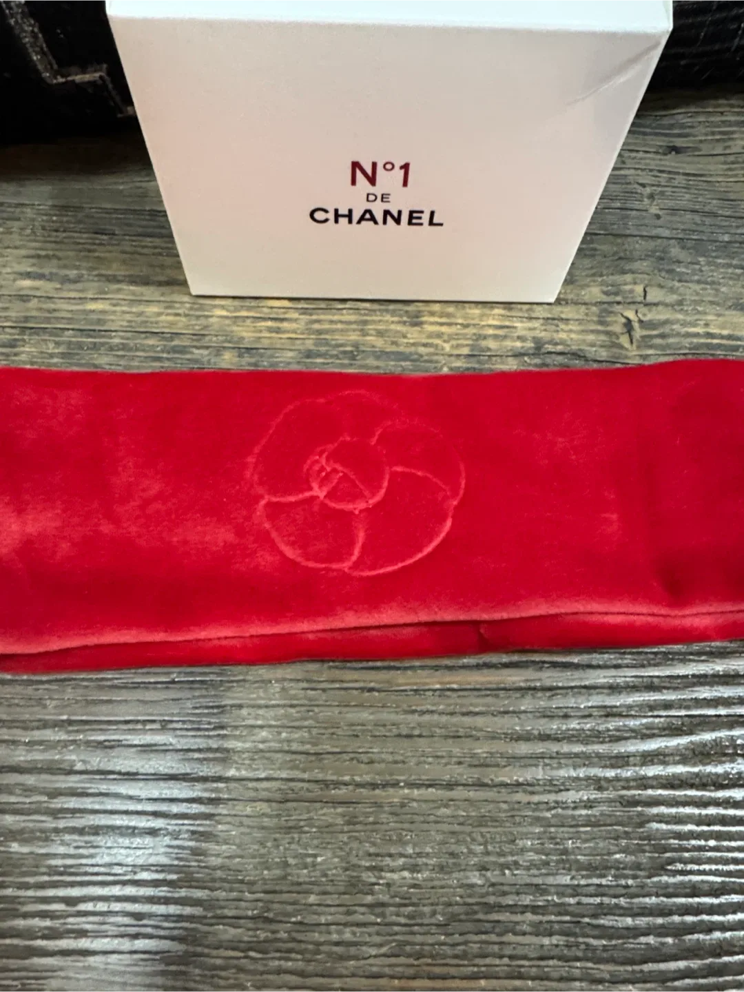 CHANEL beauty Vibrant Red Velvet Headband - VIP gift image indicator(8)