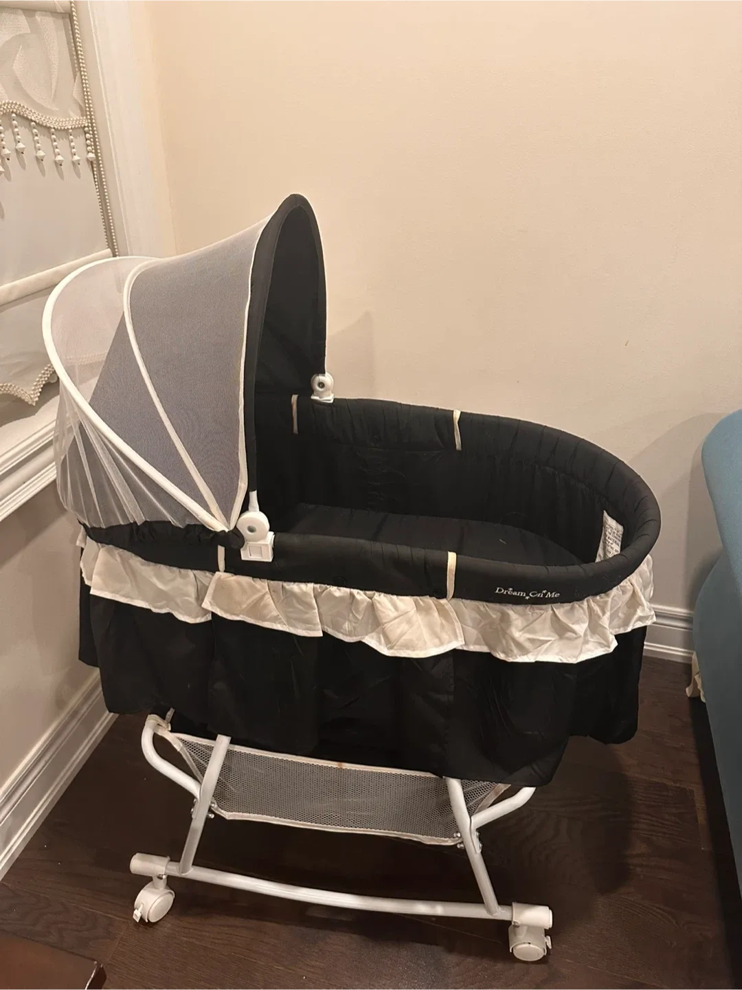 Dream On Me Karley Bassinet - Black/White