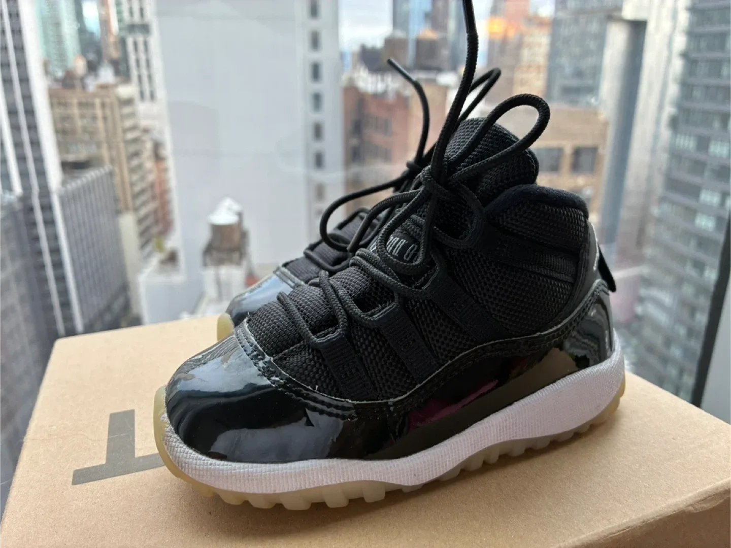 Kids Jordan 11 Retro Space Jams Black/White sz 8