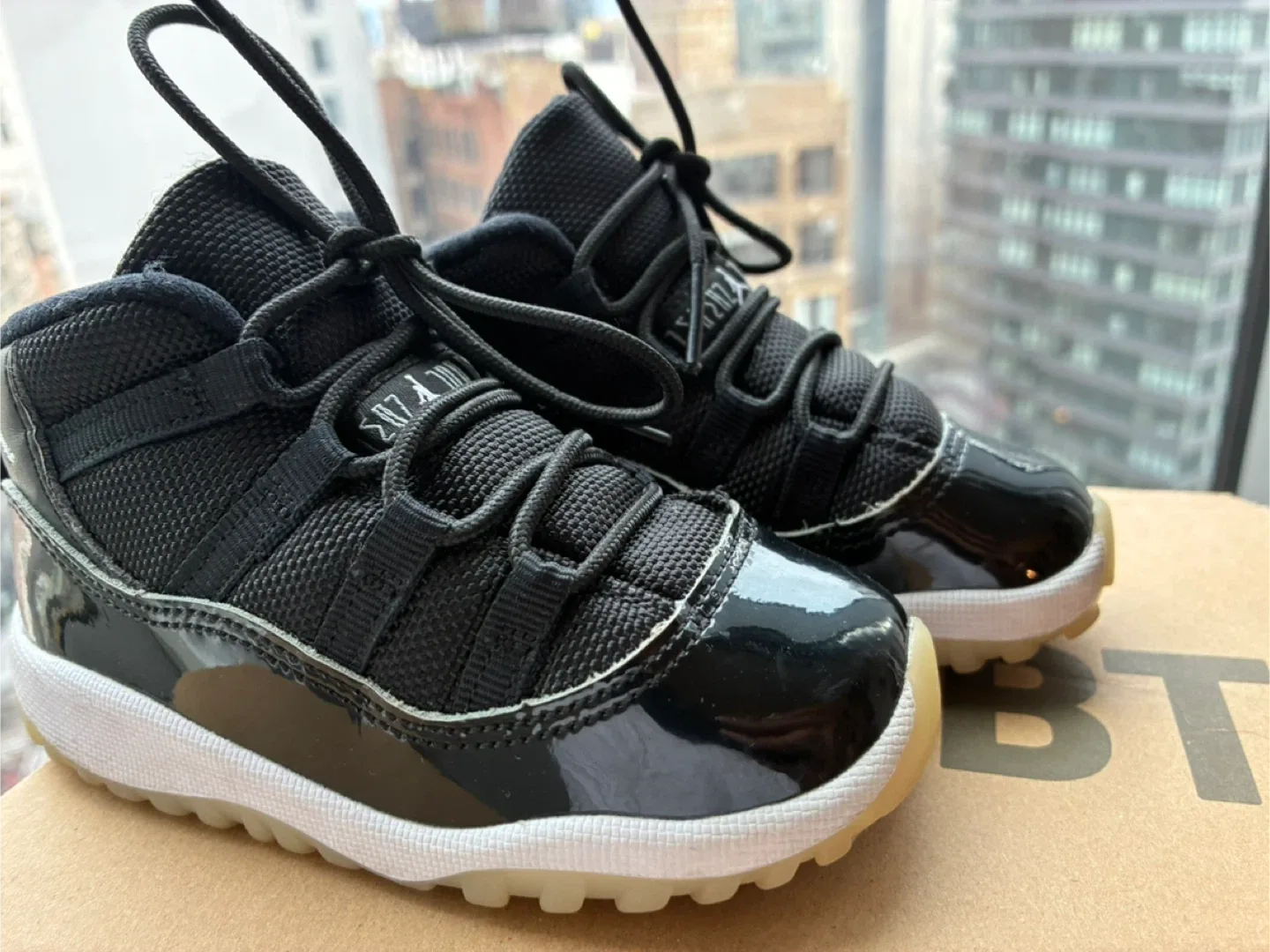 Kids Jordan 11 Retro Space Jams Black/White sz 8 image indicator(2)