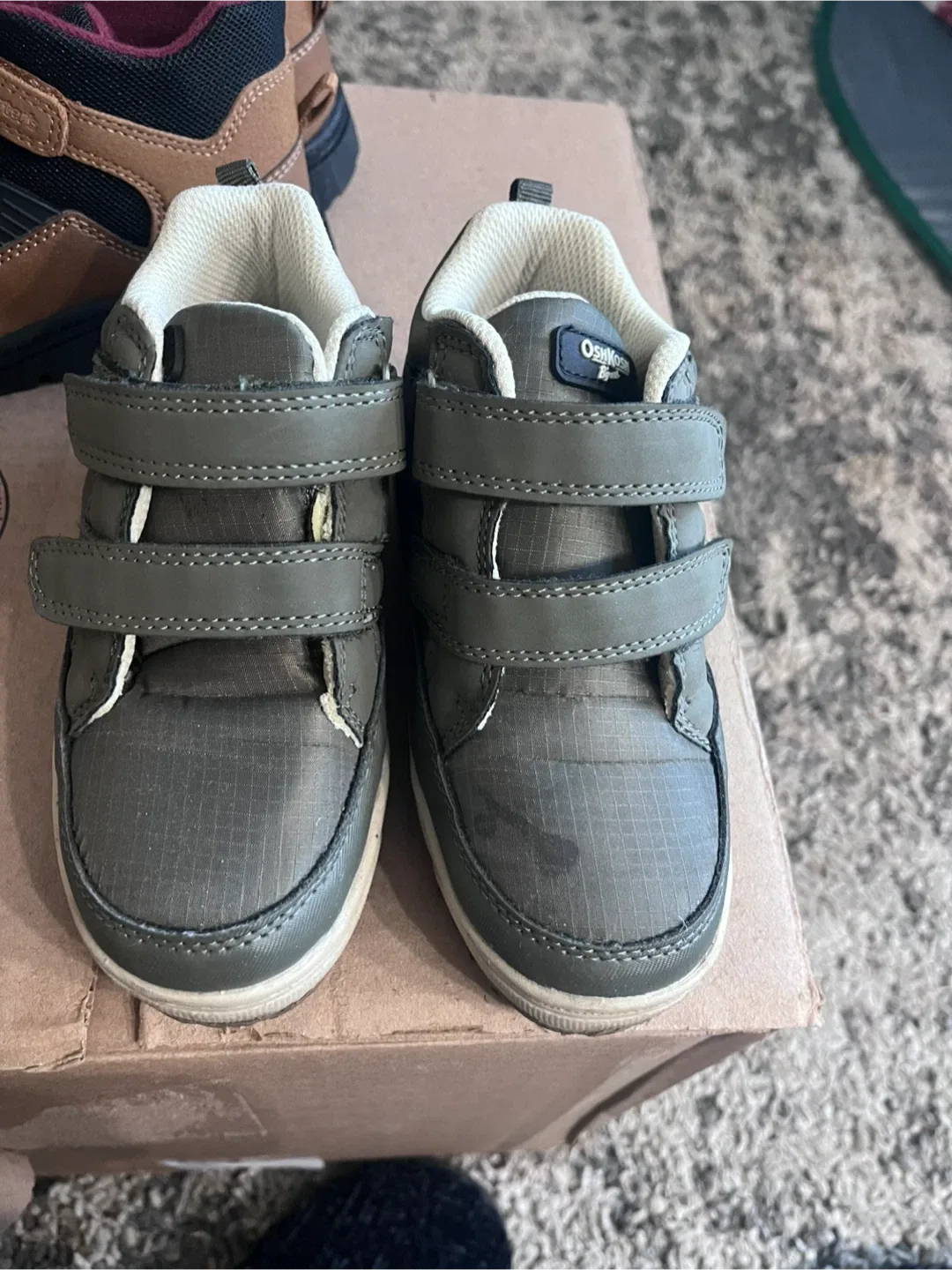 OshKosh B'gosh & Carter's Size 11 Kids Shoes image indicator(2)