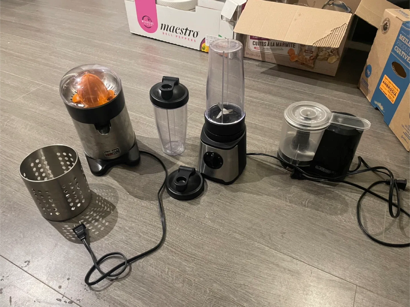 Assorted Small Kitchen Appliances image indicator(4)