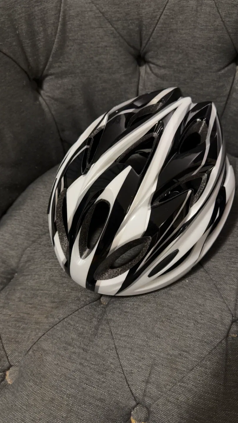 Brand new! TOONEY Cycling Bike Helmet - Black & White image indicator(2)