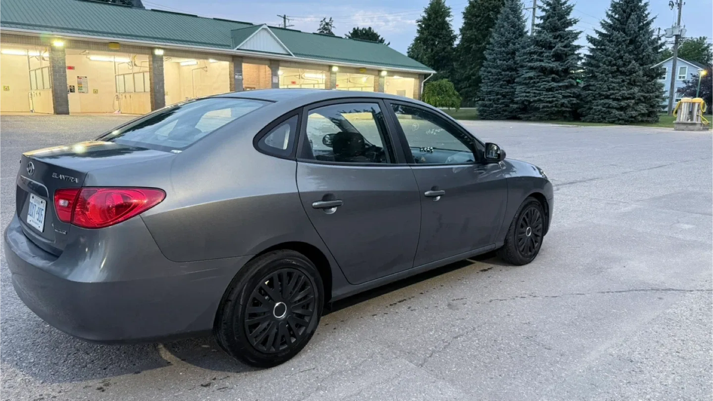 Hyundai Elantra - Gray Sedan image indicator(3)