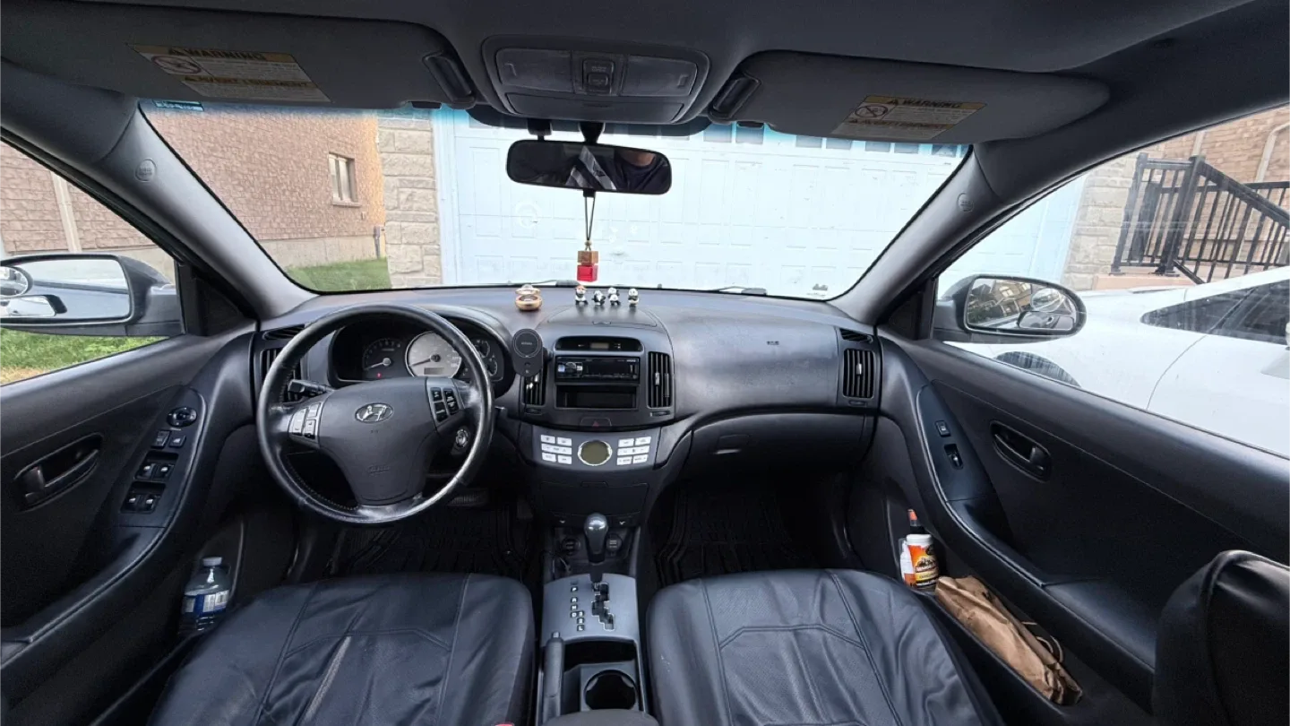 Hyundai Elantra - Gray Sedan image indicator(5)