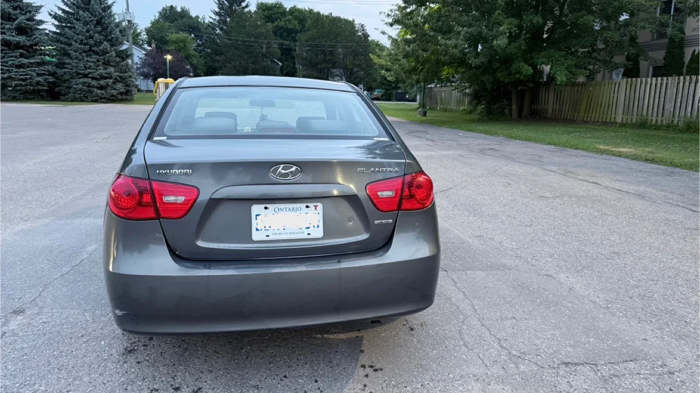 Hyundai Elantra - Gray Sedan image indicator(2)