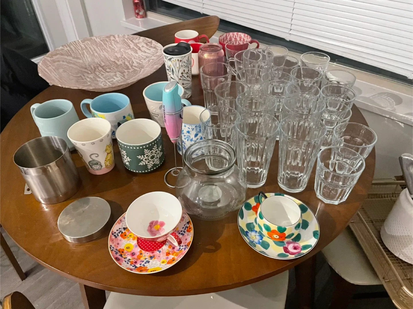 Assorted Mugs and Glassware image indicator(2)