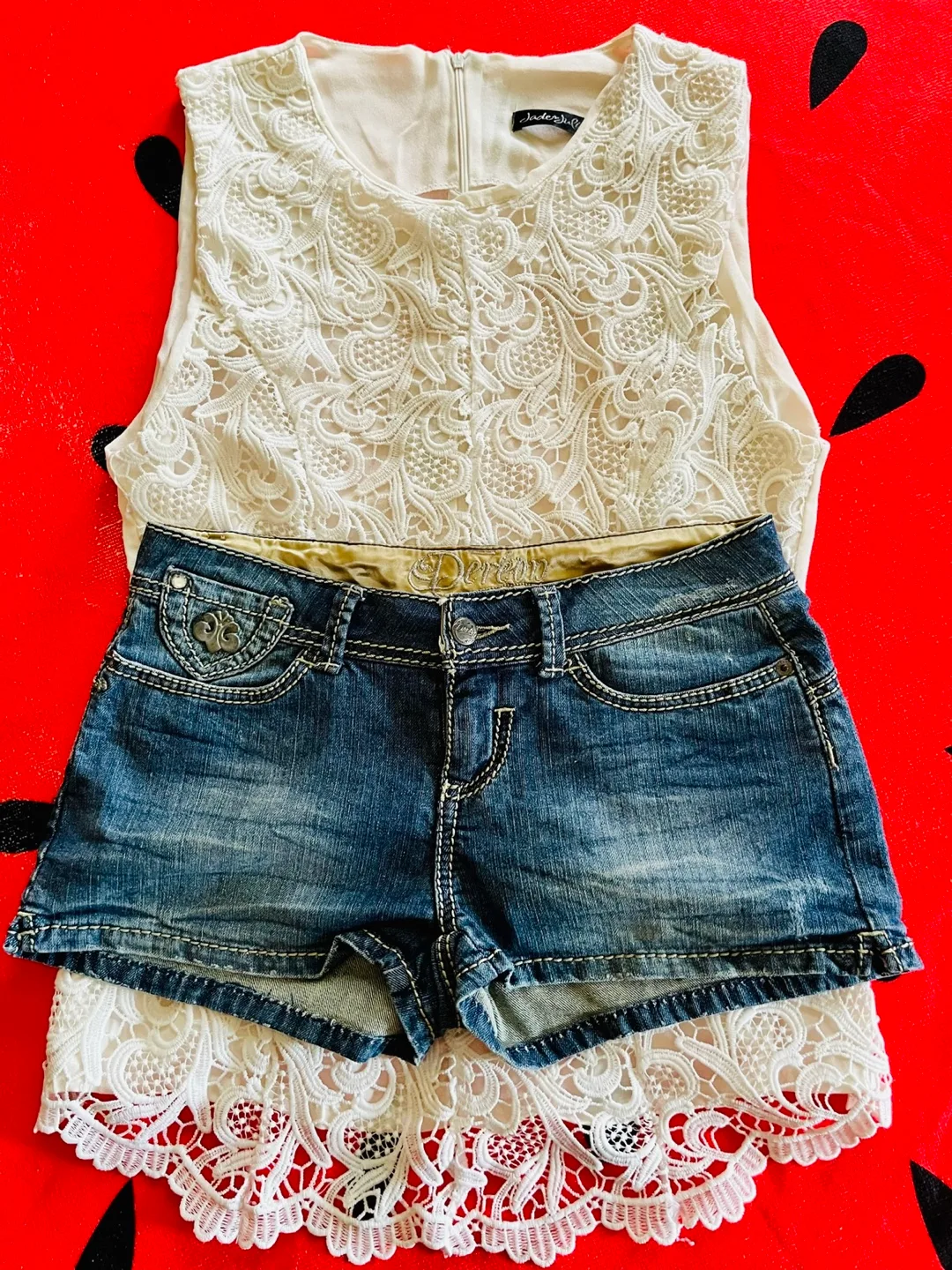 Denim shorts & sleeveless lace top (M) & Leggings (M)