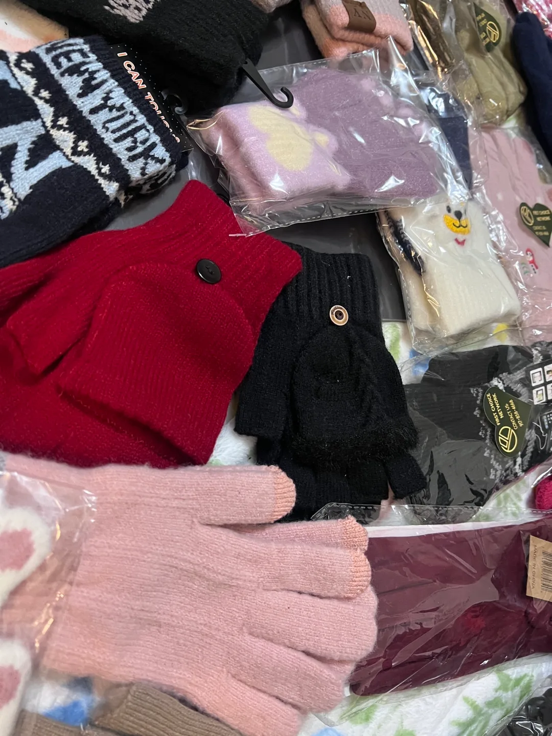 Assorted Winter Gloves image indicator(4)