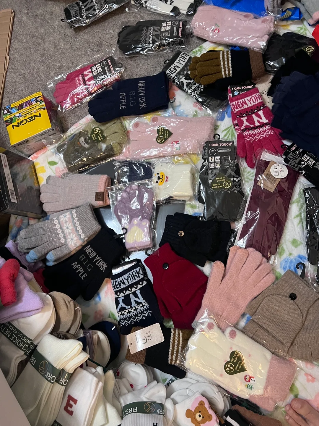 Assorted Winter Gloves image indicator(5)